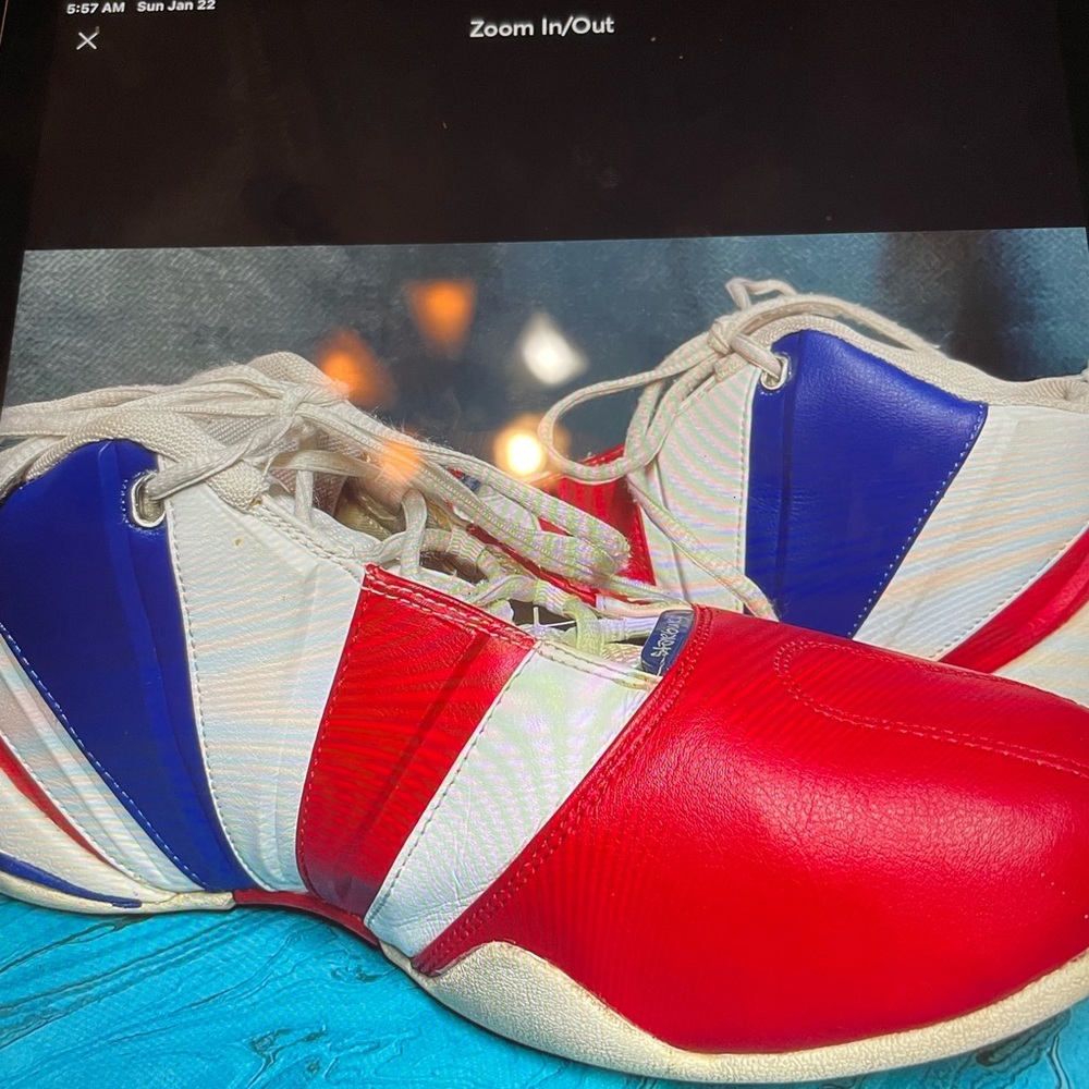 Tennis shoes